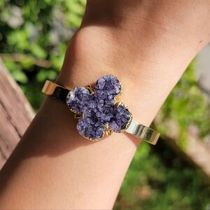 (A) NEW 1.13" x 1.13" ADJUSTABLE GOLD PLATED COPPER AMETHSYT CLOVER SINGLE CUFF